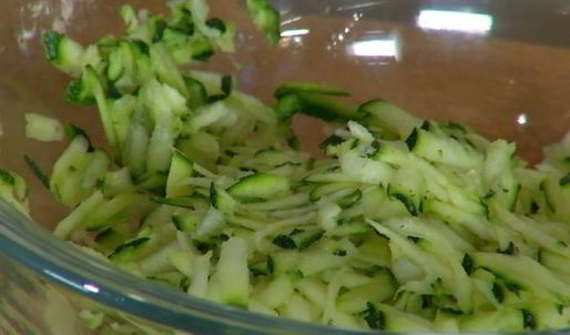 оладушки из цукини с яйцами и карамелизированным луком