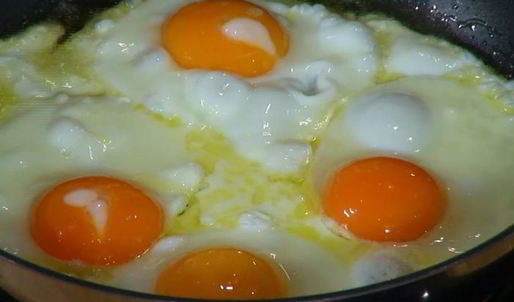 оладушки из цукини с яйцами и карамелизированным луком