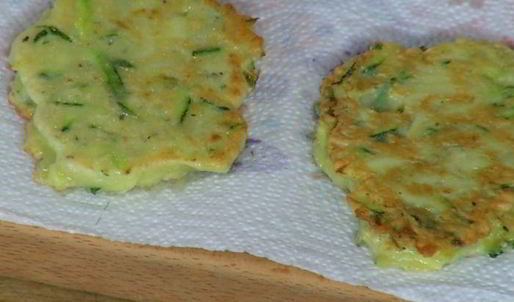 оладушки из цукини с яйцами и карамелизированным луком