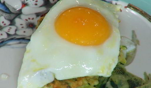 оладушки из цукини с яйцами и карамелизированным луком