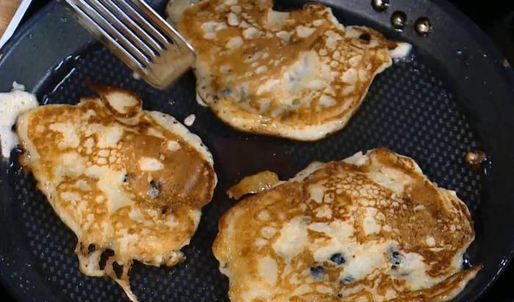 оладушки с сушеной черникой