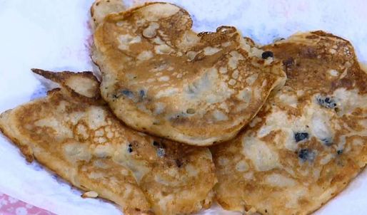 оладушки с сушеной черникой