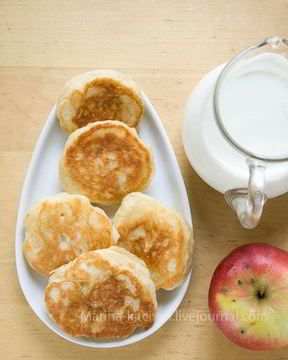 Оладьи на дрожжевом тесте с яблоками