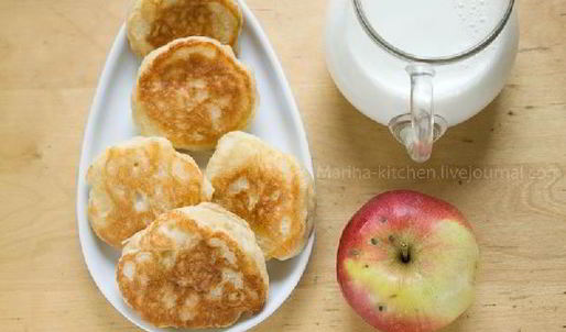 оладьи на дрожжевом тесте с яблоками