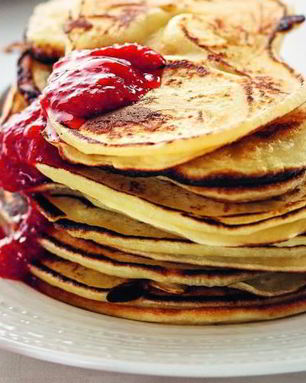 Оладьи с клубничным джемом