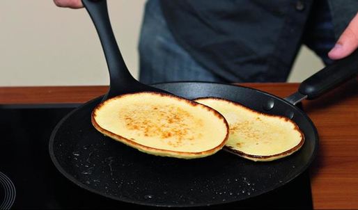 оладьи с клубничным джемом