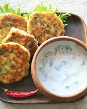 Оладьи с кукурузой и соусом из натурального йогурта