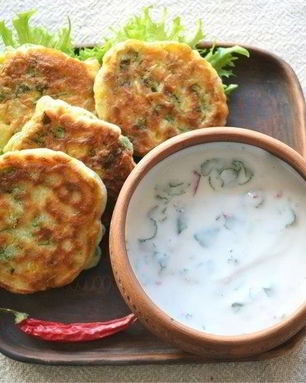 Оладьи с кукурузой и соусом из натурального йогурта