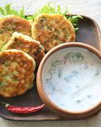 Оладьи с кукурузой и соусом из натурального йогурта