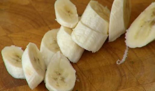 оладьи с шоколадной начинкой и карамелизированным бананом