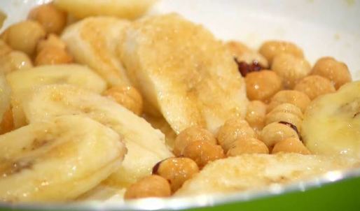 оладьи с шоколадной начинкой и карамелизированным бананом