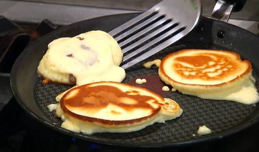 оладьи с шоколадной начинкой и карамелизированным бананом