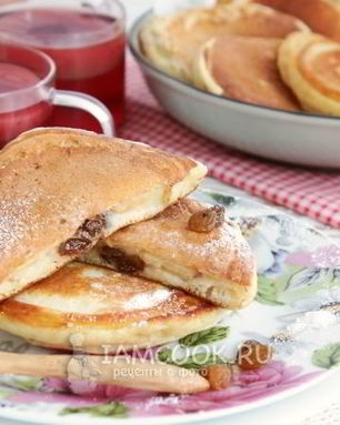 Оладьи с яблочными кольцами и изюмом