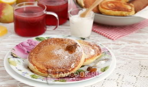 оладьи с яблочными кольцами и изюмом