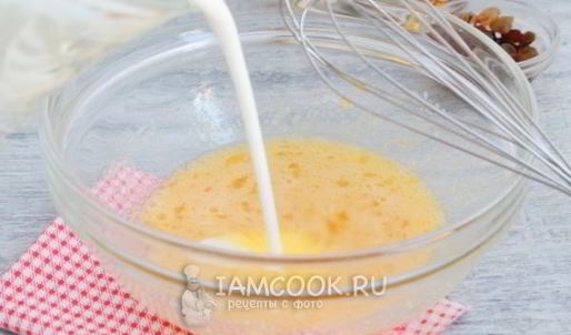 оладьи с яблочными кольцами и изюмом