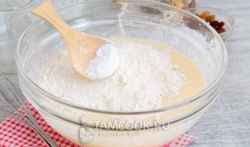 оладьи с яблочными кольцами и изюмом