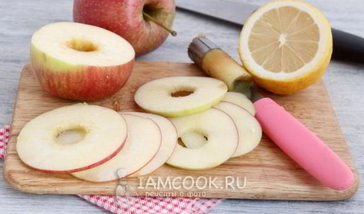 оладьи с яблочными кольцами и изюмом