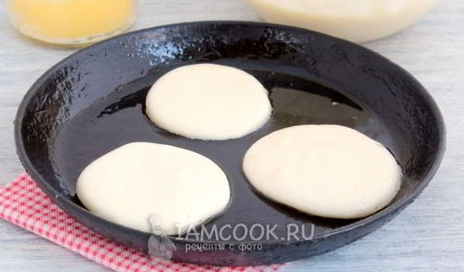 оладьи с яблочными кольцами и изюмом