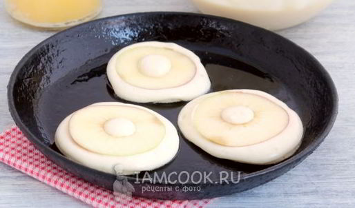 оладьи с яблочными кольцами и изюмом