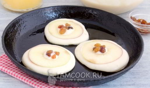 оладьи с яблочными кольцами и изюмом