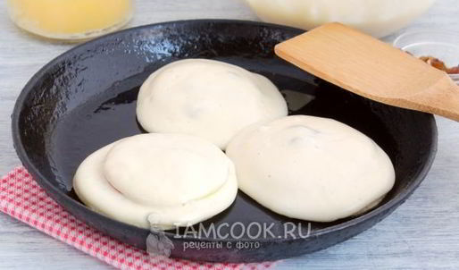 оладьи с яблочными кольцами и изюмом