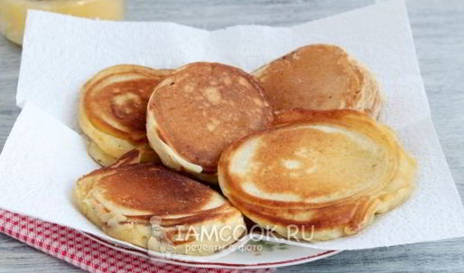 оладьи с яблочными кольцами и изюмом