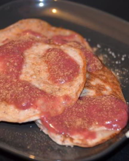 Рецепт оладий с земляникой и ягодным соусом