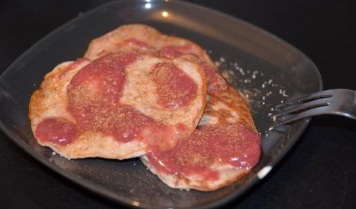 оладьи с земляникой и ягодным соусом