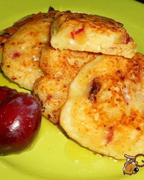 Оладьи творожные со сливами и медом