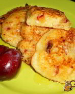 Оладьи творожные со сливами и медом