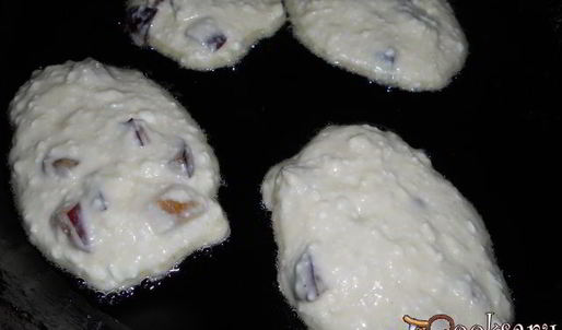 оладьи творожные со сливами и медом