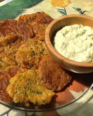 Овощные оладьи со сливочным соусом из брокколи