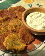 Овощные оладьи со сливочным соусом из брокколи