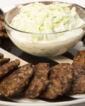 Печеночные оладьи с рисом и соусом из огурца