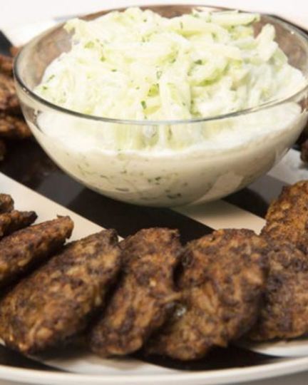 Рецепт печеночных оладий с рисом и соусом из огурца