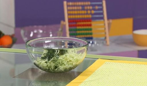 печеночные оладьи с рисом и соусом из огурца