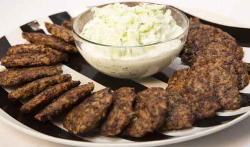 печеночные оладьи с рисом и соусом из огурца