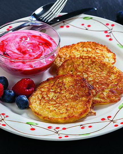 Рецепт рисовых оладий с ягодным соусом