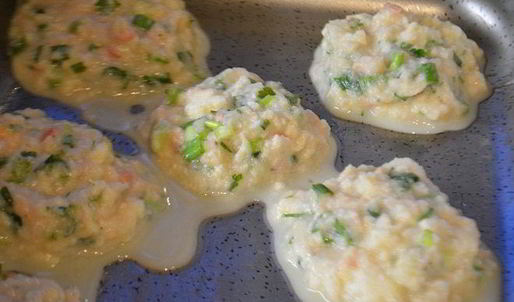 рыбные оладушки с йогуртовым соусом