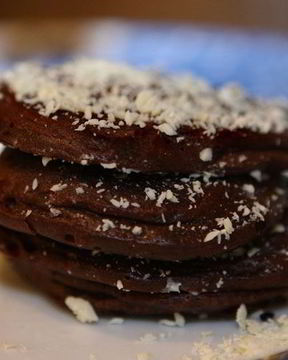 Шоколадные оладушки со взбитыми сливками