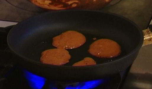 шоколадные оладушки со взбитыми сливками