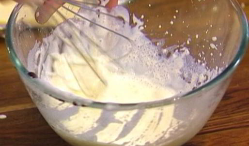 шоколадные оладушки со взбитыми сливками