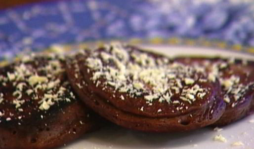 шоколадные оладушки со взбитыми сливками