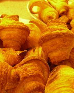 Рогалики с мармеладом из слоеного теста