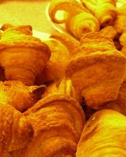 Рецепт рогаликов с мармеладом из слоеного теста