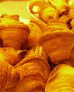 Рогалики с мармеладом из слоеного теста