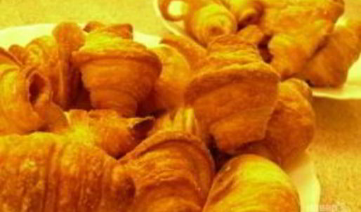 рогалики с мармеладом из слоеного теста