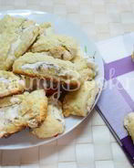 Творожное печенье с безе и орехами