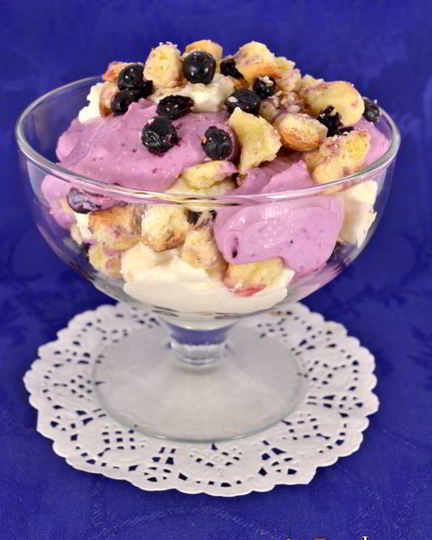 Рецепт творожного десерта с печеньем и черникой