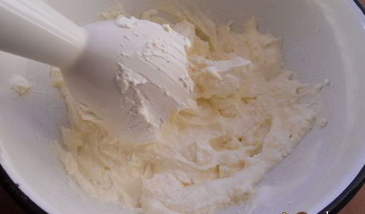 творожный десерт с печеньем и черникой